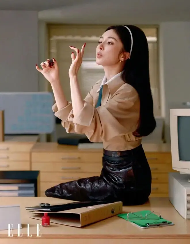 安妮·海瑟薇短发登封“致敬”罗子君，刘亦菲抱猫逗狗穿豹纹，Lisa比超模还绝