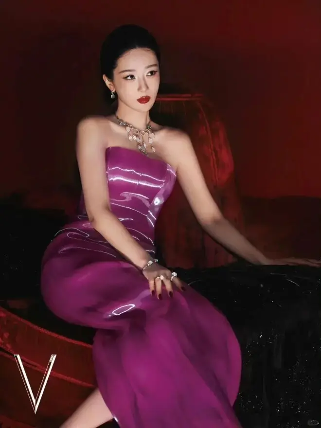 安妮·海瑟薇短发登封“致敬”罗子君，刘亦菲抱猫逗狗穿豹纹，Lisa比超模还绝