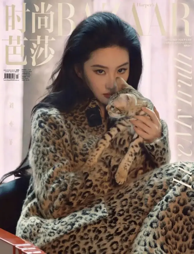 安妮·海瑟薇短发登封“致敬”罗子君，刘亦菲抱猫逗狗穿豹纹，Lisa比超模还绝