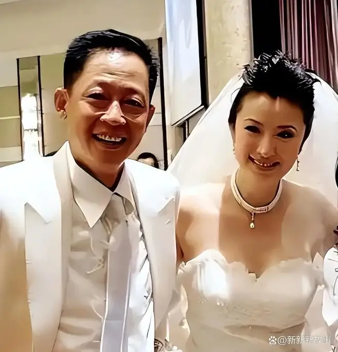 钱再多也没用！60岁王志文现在都拄拐了，和小8岁老婆同框看着像两代人