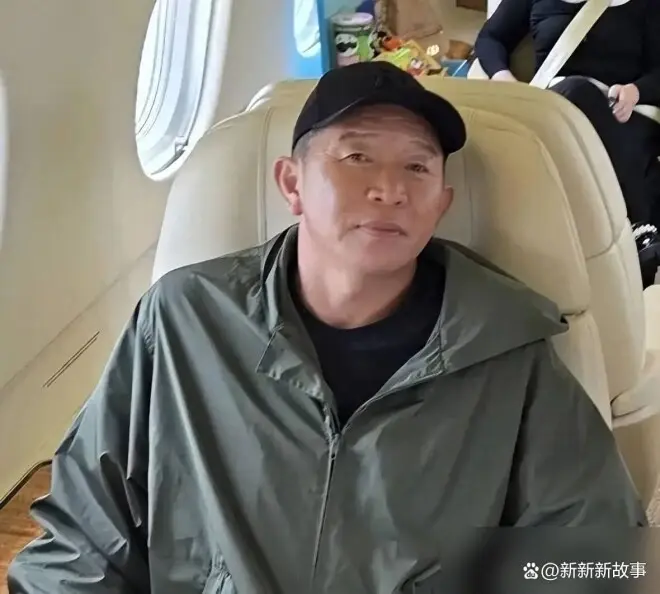 钱再多也没用！60岁王志文现在都拄拐了，和小8岁老婆同框看着像两代人