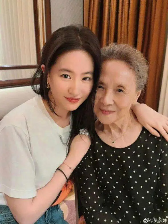 刘亦菲39岁庆生露胸前招牌黑痣 88岁吴彦姝喊“小闺密”
