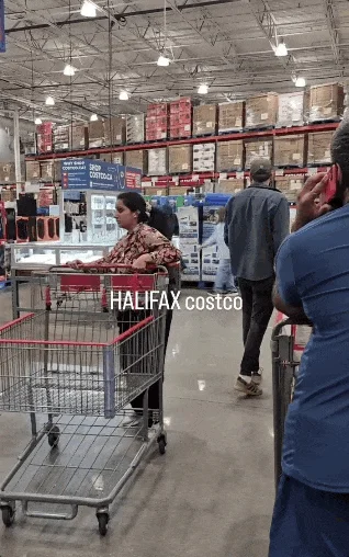 男子冲进加拿大Costco抡锤狂砸珠宝柜 竟是两女子上前拦人