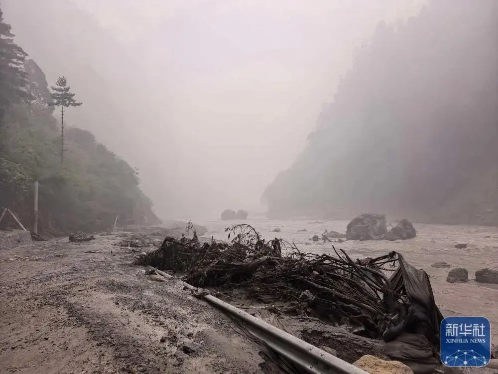 西藏泥石流︱中尼两国582人遇难逾2900人失踪 红十字会：9.3万人受灾︱持续更新