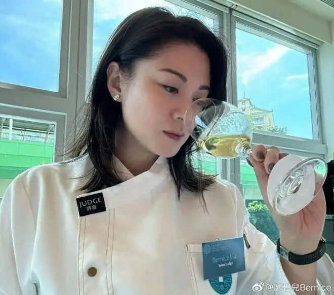 香港知名女星传恋70岁百亿富商,街头背普通帆布袋