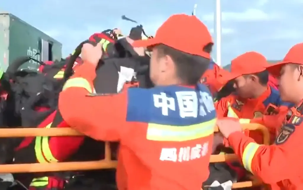 西藏泥石流︱中尼两国582人遇难逾2900人失踪 红十字会：9.3万人受灾︱持续更新
