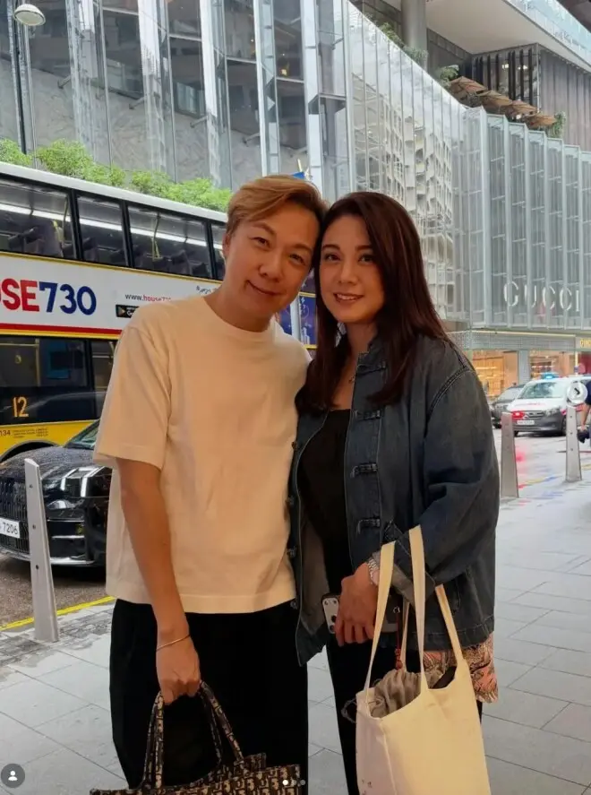 香港知名女星传恋70岁百亿富商,街头背普通帆布袋