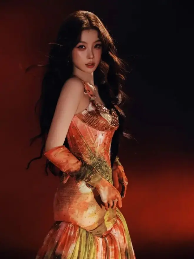 虞书欣绯红神女造型性感撩人 像油画里走出来异域神女
