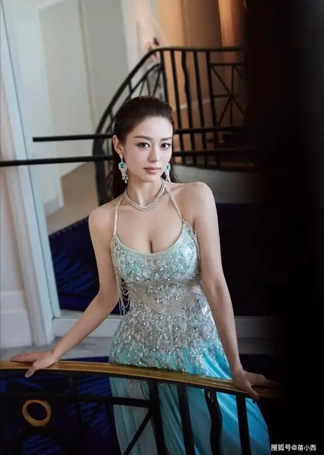 “吉娜”太丰满了，穿低胸裙都兜不住好身材....