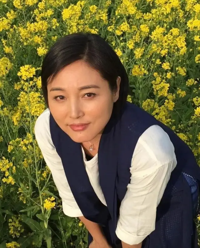 56岁张延离婚后近况曝光，已签约新公司复出，与前夫共同照顾女儿