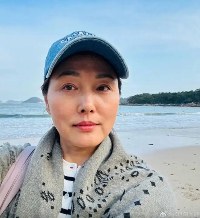 56岁张延离婚后近况曝光，已签约新公司复出，与前夫共同照顾女儿