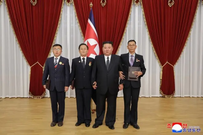 金正恩为军工科研人员颁发奖章、勋章....