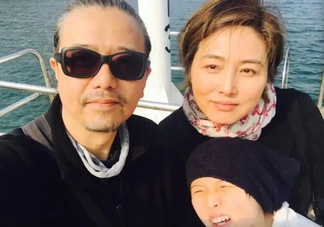 56岁张延离婚后近况曝光，已签约新公司复出，与前夫共同照顾女儿