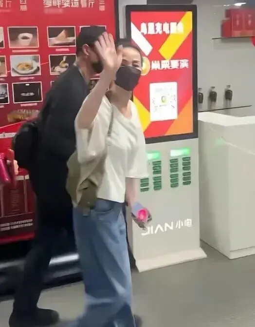 头戴两朵玫瑰花，王菲这么穿着去看窦靖童演出，被赞“松弛天花板”
