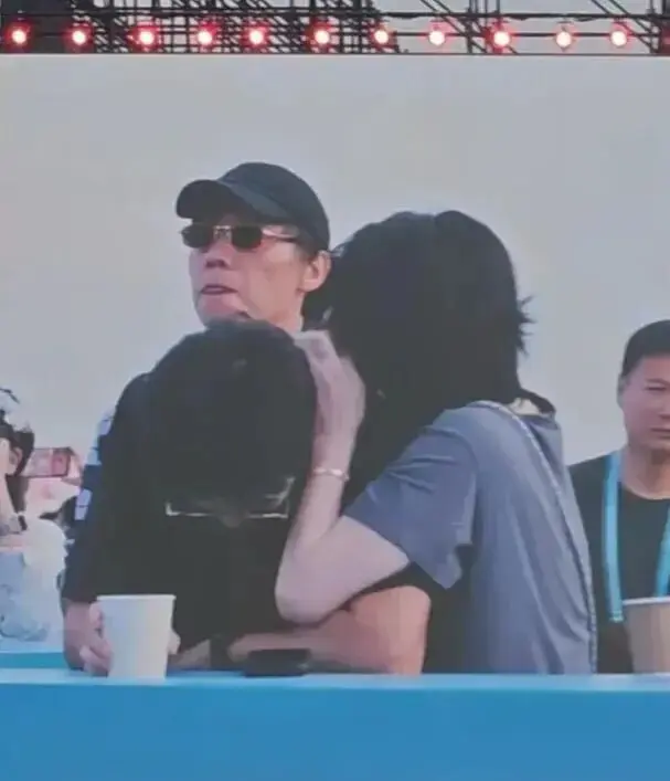 头戴两朵玫瑰花，王菲这么穿着去看窦靖童演出，被赞“松弛天花板”