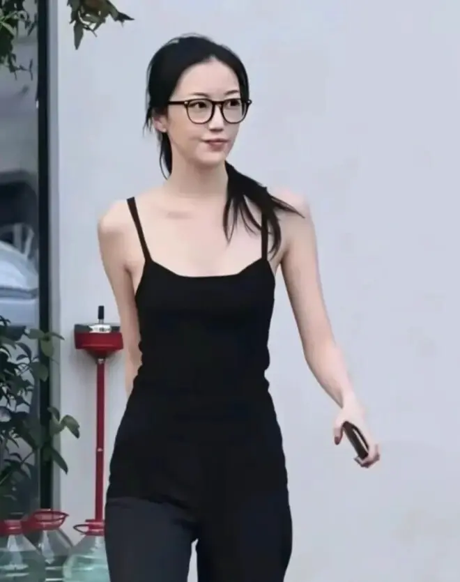头戴两朵玫瑰花，王菲这么穿着去看窦靖童演出，被赞“松弛天花板”