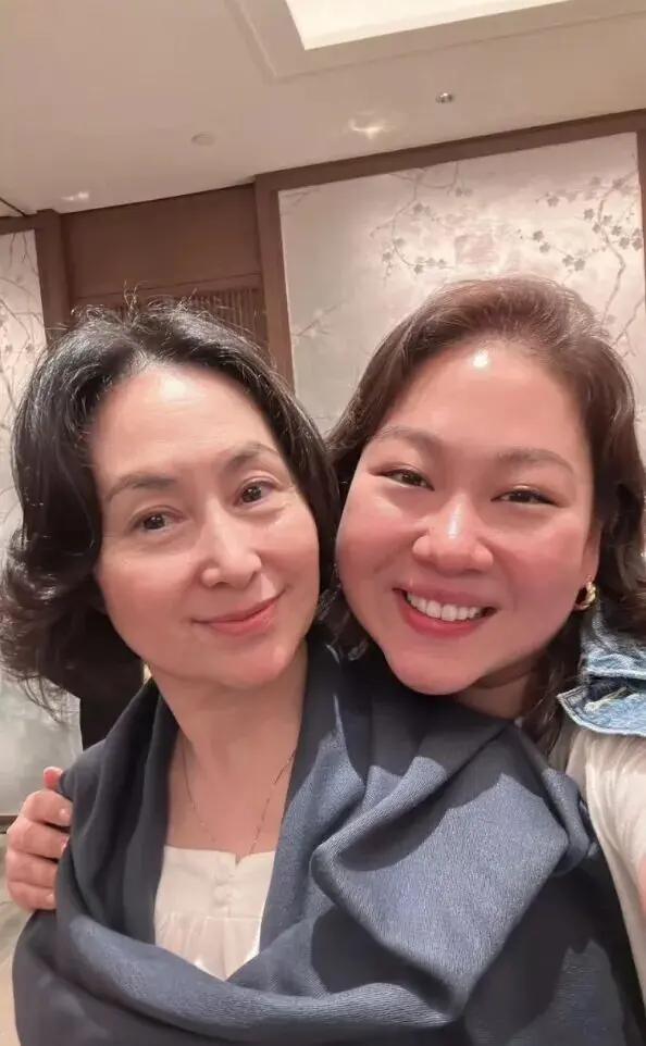 赌王女儿何超琼庆64岁生日!"百亿闺蜜团"合影曝光