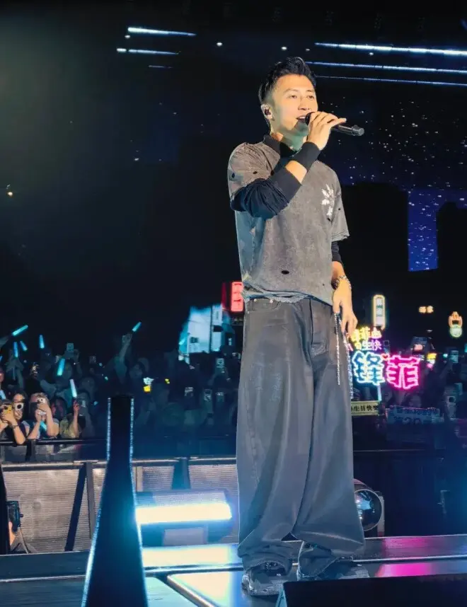 头戴两朵玫瑰花，王菲这么穿着去看窦靖童演出，被赞“松弛天花板”