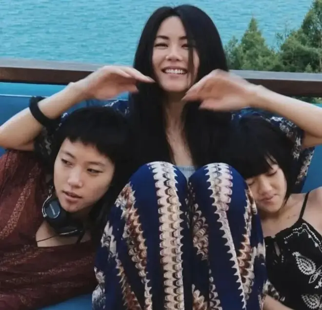 头戴两朵玫瑰花，王菲这么穿着去看窦靖童演出，被赞“松弛天花板”