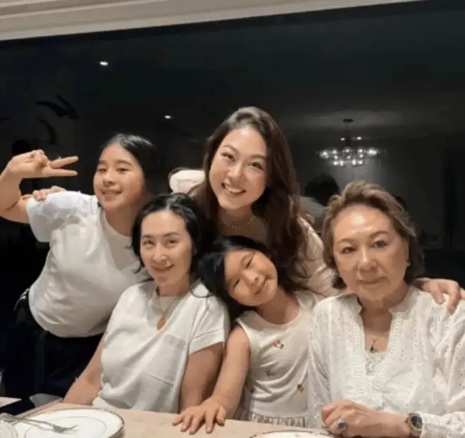 赌王女儿何超琼庆64岁生日!"百亿闺蜜团"合影曝光