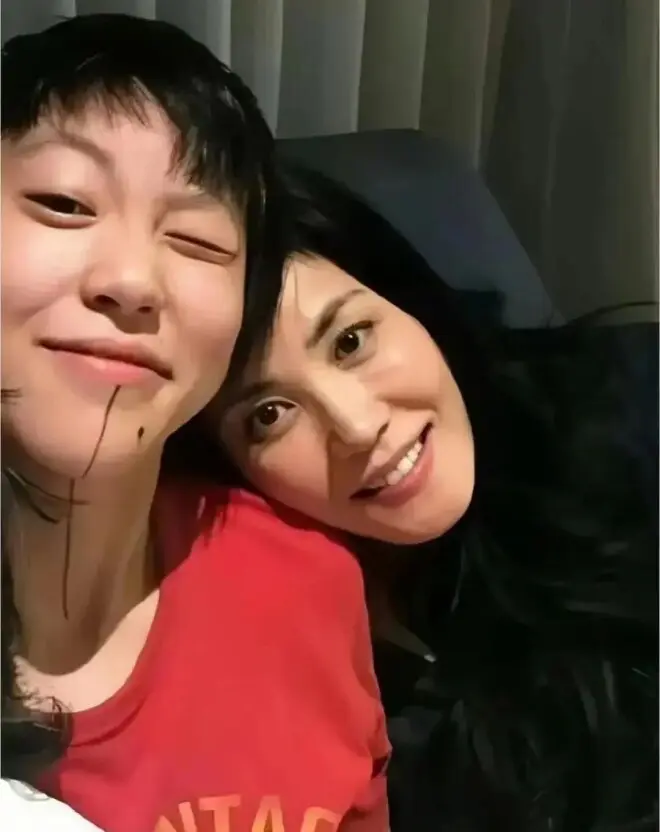 头戴两朵玫瑰花，王菲这么穿着去看窦靖童演出，被赞“松弛天花板”