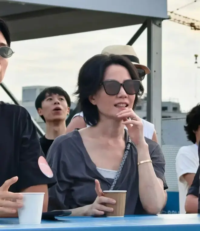 头戴两朵玫瑰花，王菲这么穿着去看窦靖童演出，被赞“松弛天花板”