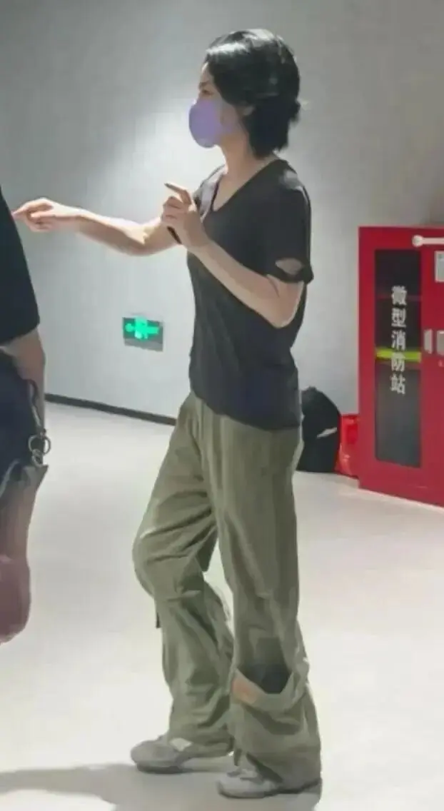 头戴两朵玫瑰花，王菲这么穿着去看窦靖童演出，被赞“松弛天花板”
