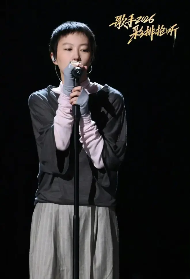 头戴两朵玫瑰花，王菲这么穿着去看窦靖童演出，被赞“松弛天花板”
