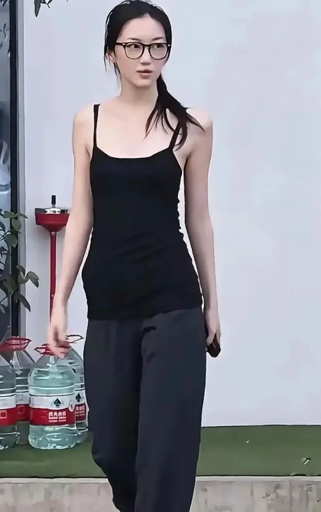 头戴两朵玫瑰花，王菲这么穿着去看窦靖童演出，被赞“松弛天花板”