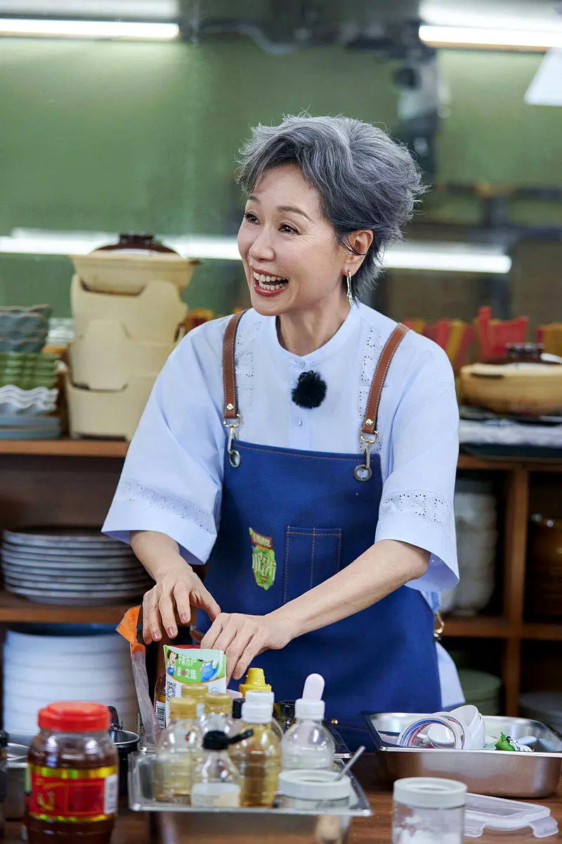63岁叶童“中餐厅”打工湿身 被赞：不摆前辈架子