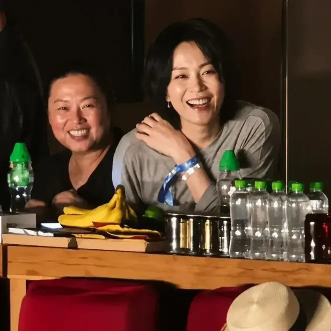 头戴两朵玫瑰花，王菲这么穿着去看窦靖童演出，被赞“松弛天花板”