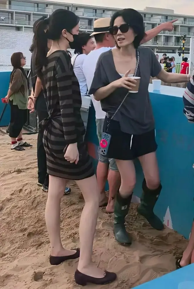 头戴两朵玫瑰花，王菲这么穿着去看窦靖童演出，被赞“松弛天花板”