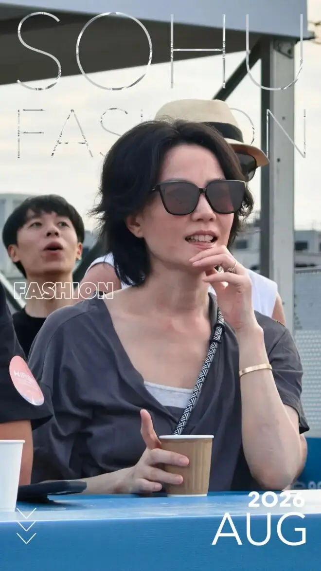 头戴两朵玫瑰花，王菲这么穿着去看窦靖童演出，被赞“松弛天花板”