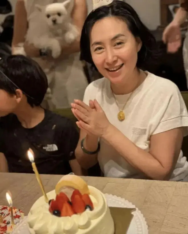 赌王女儿何超琼庆64岁生日!"百亿闺蜜团"合影曝光
