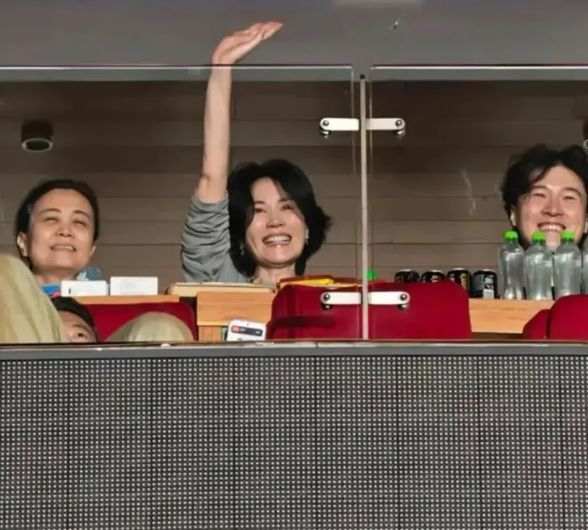 头戴两朵玫瑰花，王菲这么穿着去看窦靖童演出，被赞“松弛天花板”