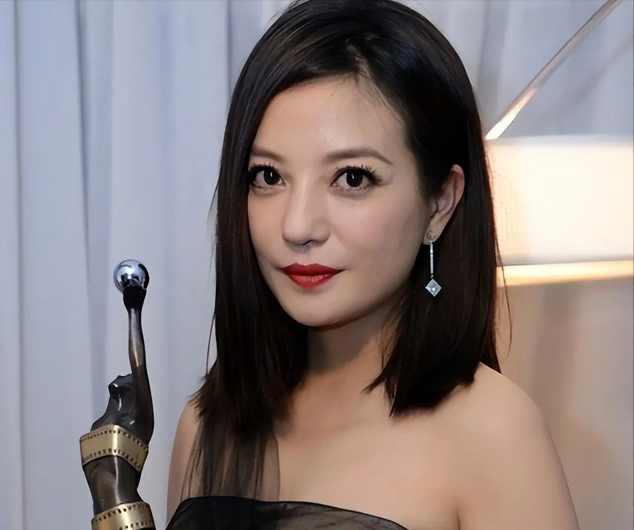 婚离了、事业也没了!被封5年后,赵薇近况曝光