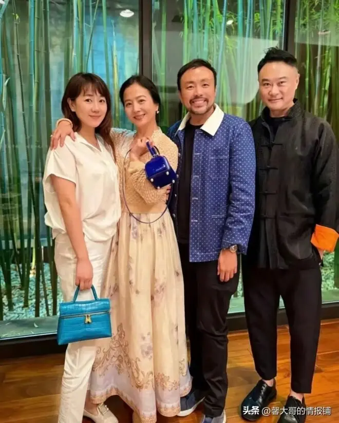 北京偶遇刘亦菲妈妈！67了，法令纹几乎看不到，不老真是基因天赋