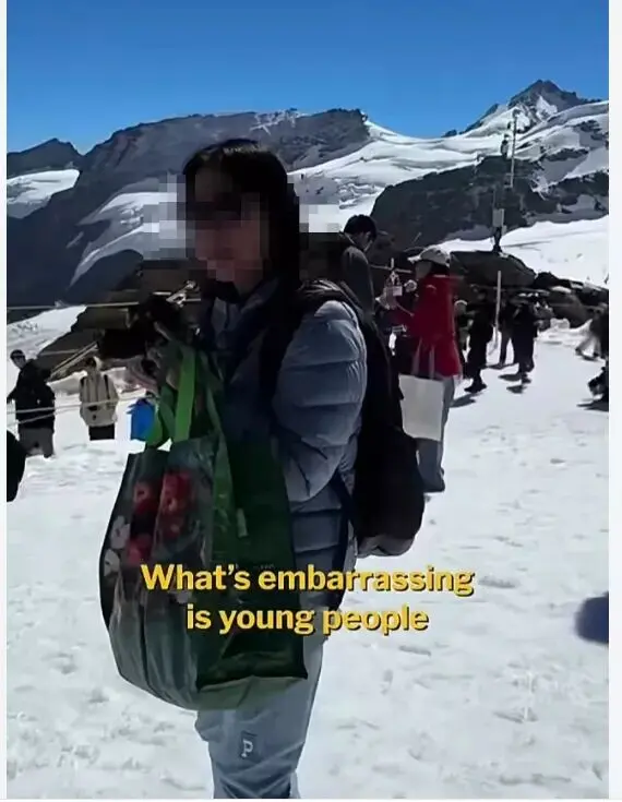 华人吵架吵到雪山顶！“尊老爱幼”能不能插队？