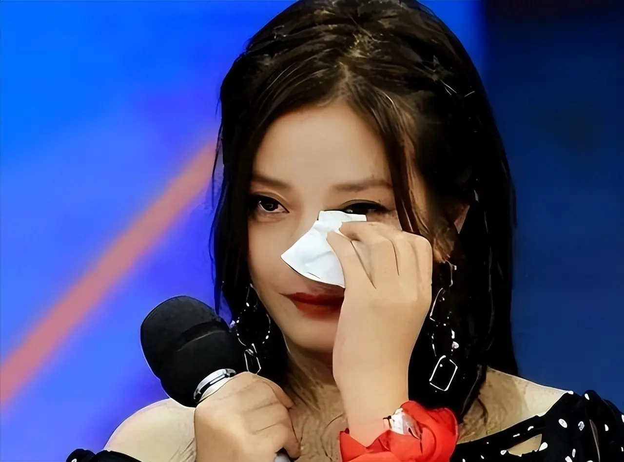 婚离了、事业也没了!被封5年后,赵薇近况曝光