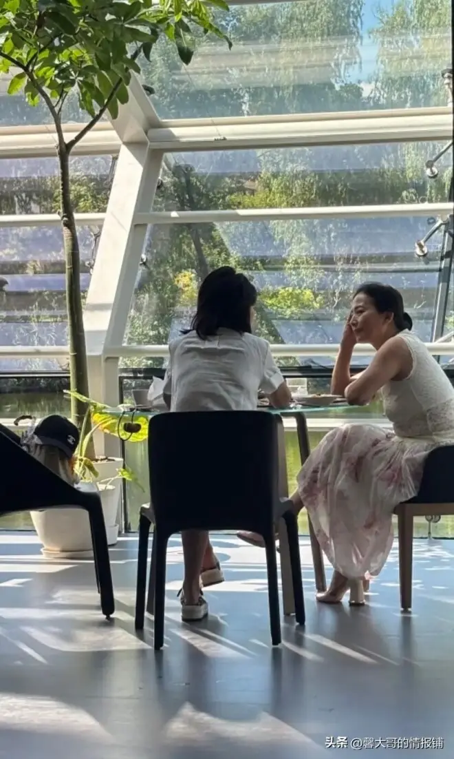 北京偶遇刘亦菲妈妈！67了，法令纹几乎看不到，不老真是基因天赋