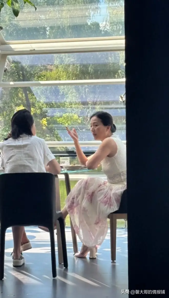 北京偶遇刘亦菲妈妈！67了，法令纹几乎看不到，不老真是基因天赋