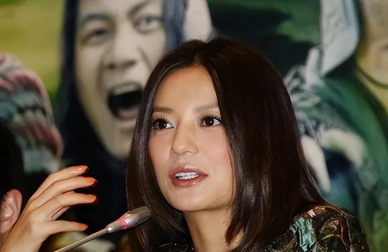 婚离了、事业也没了!被封5年后,赵薇近况曝光