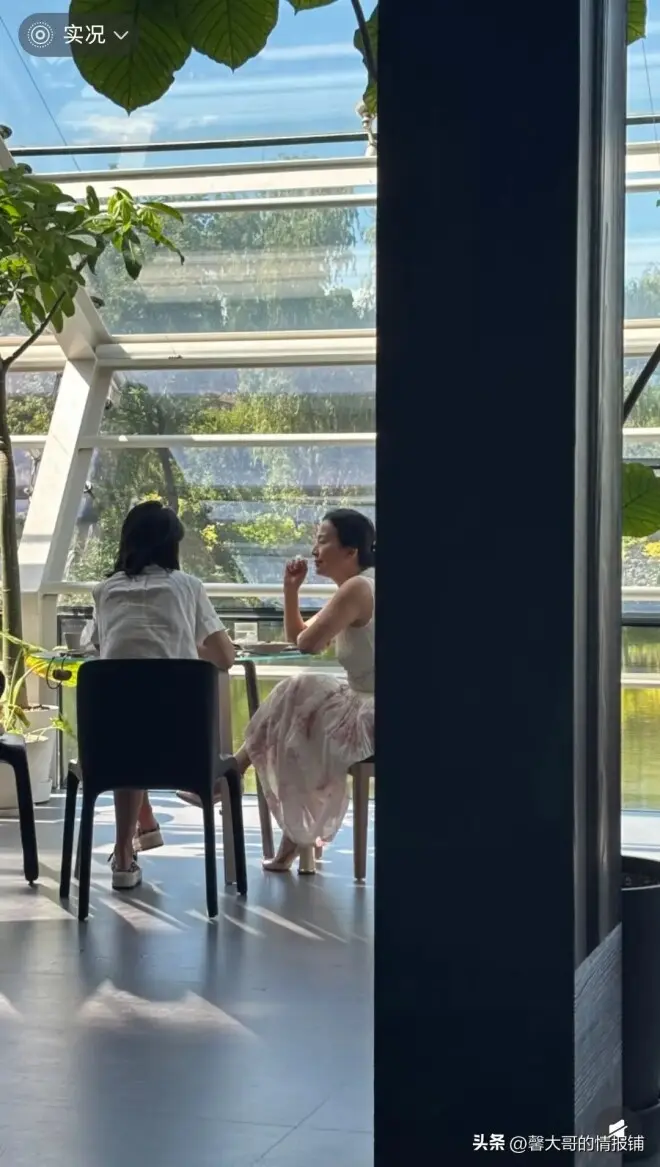 北京偶遇刘亦菲妈妈！67了，法令纹几乎看不到，不老真是基因天赋