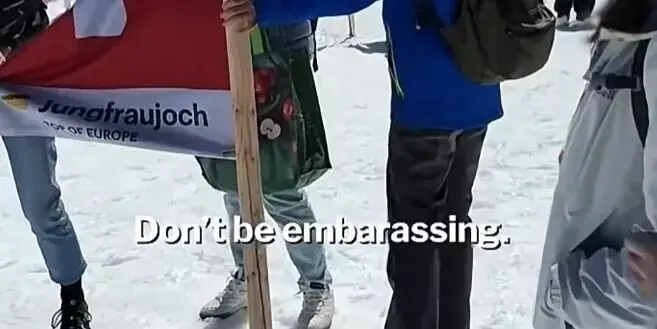 华人吵架吵到雪山顶！“尊老爱幼”能不能插队？