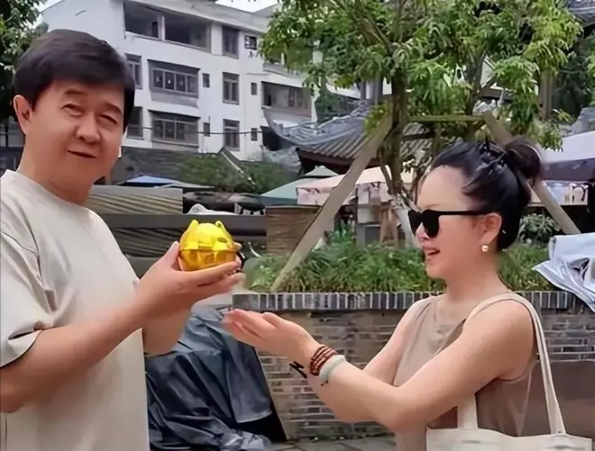 65岁的付笛生：住北京四合院，妻子冻龄似少女