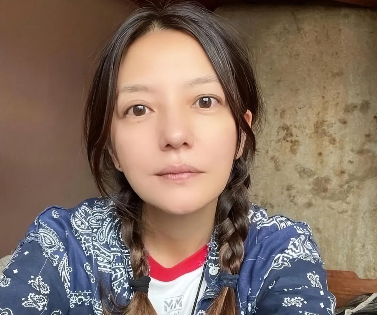 婚离了、事业也没了!被封5年后,赵薇近况曝光