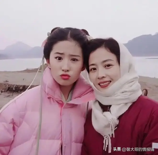 北京偶遇刘亦菲妈妈！67了，法令纹几乎看不到，不老真是基因天赋