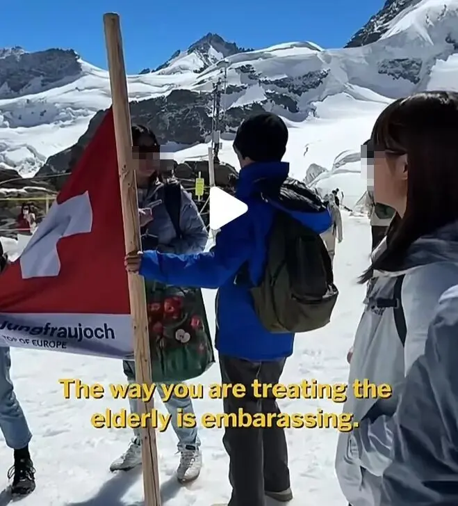 华人吵架吵到雪山顶！“尊老爱幼”能不能插队？