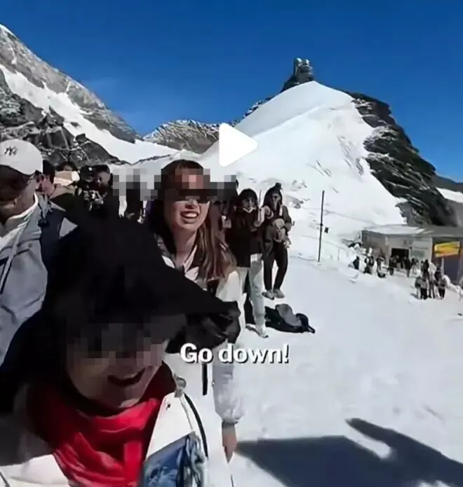 华人吵架吵到雪山顶！“尊老爱幼”能不能插队？