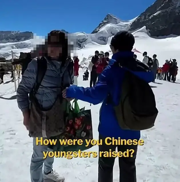 华人吵架吵到雪山顶！“尊老爱幼”能不能插队？